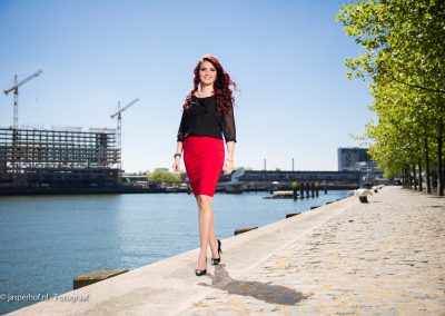 Lifestyle portret fotoshoot in Rotterdam op de Kop van Zuid (12)