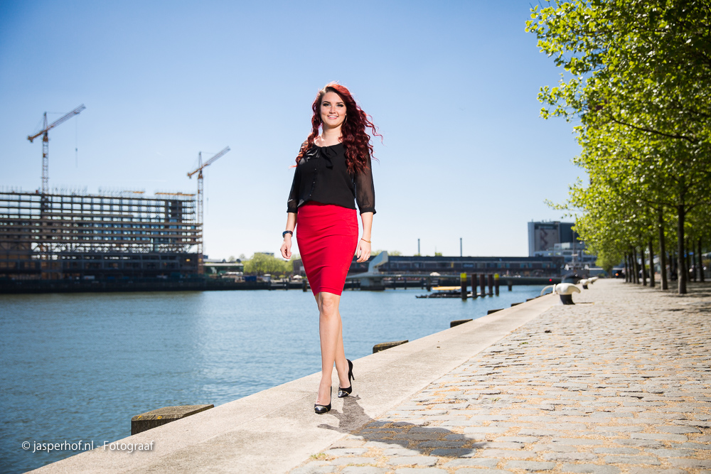 Lifestyle portret fotoshoot in Rotterdam op de Kop van Zuid met Shannon